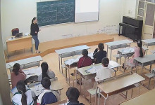 We need get more closer to watch the teacher dipping shoeplay under the table