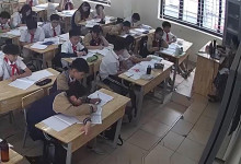 The teacher dangling shoeplay and dipping many times during class 28