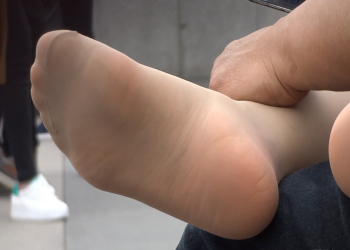 Very sexy nylon feet been massage