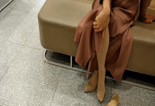 Let's watch the girl trying new shoes