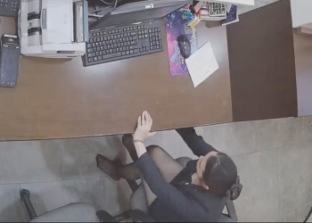 Let's take a closer to watch her sexy black nylon feet