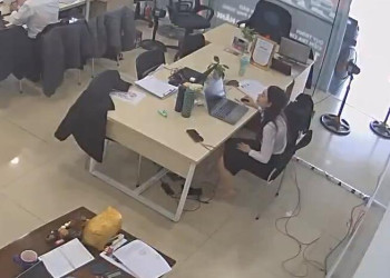 The office lady dipping shoeplay under the table when working 2