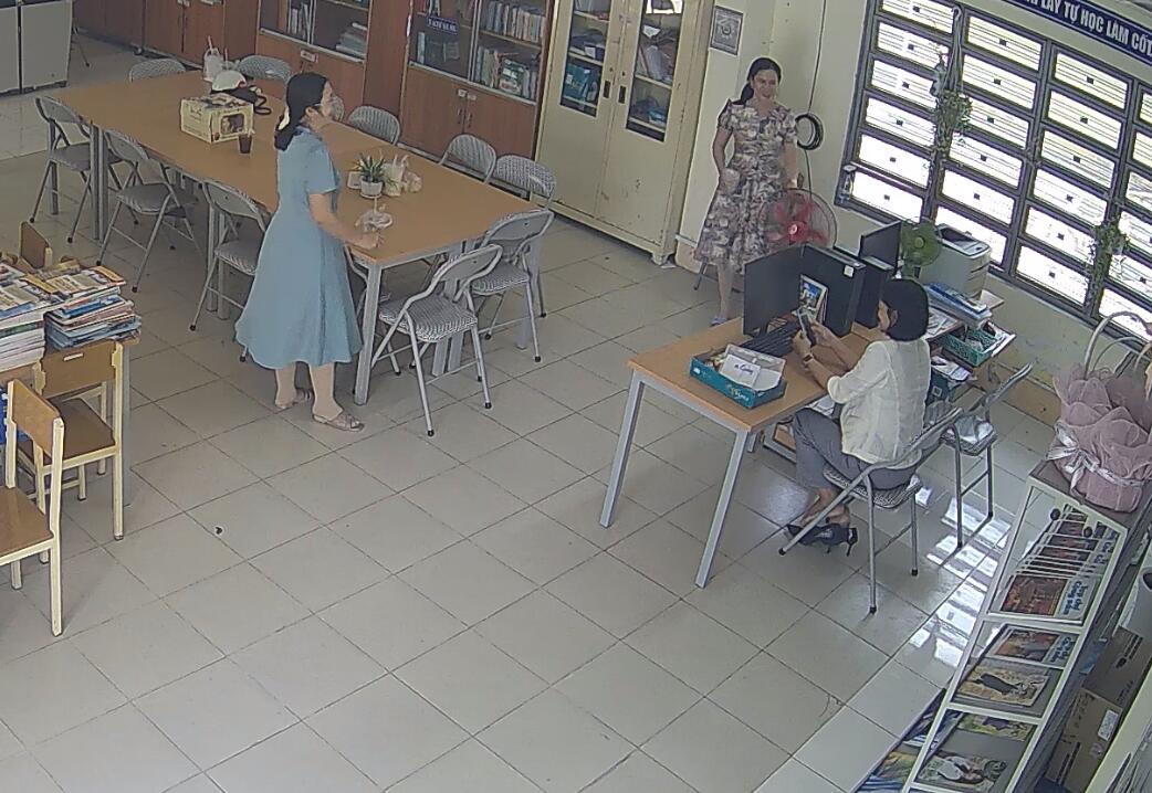 Let's watch the teacher dipping shoeplay in her office 31