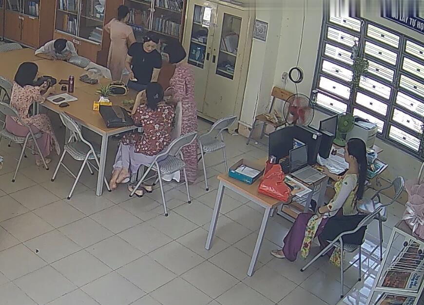 Let's watch the teacher dipping shoeplay in her office 32