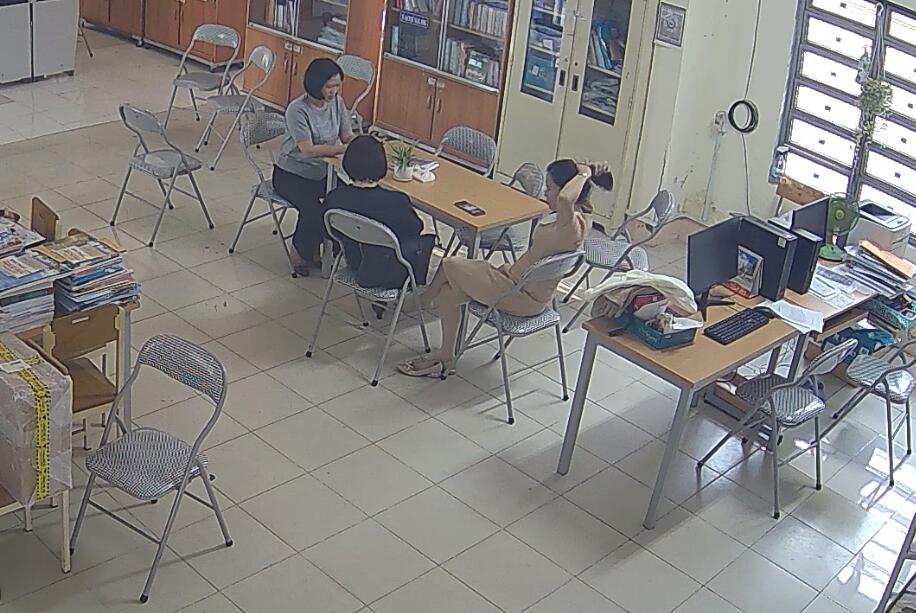 Let's watch the teacher dipping shoeplay in her office 33