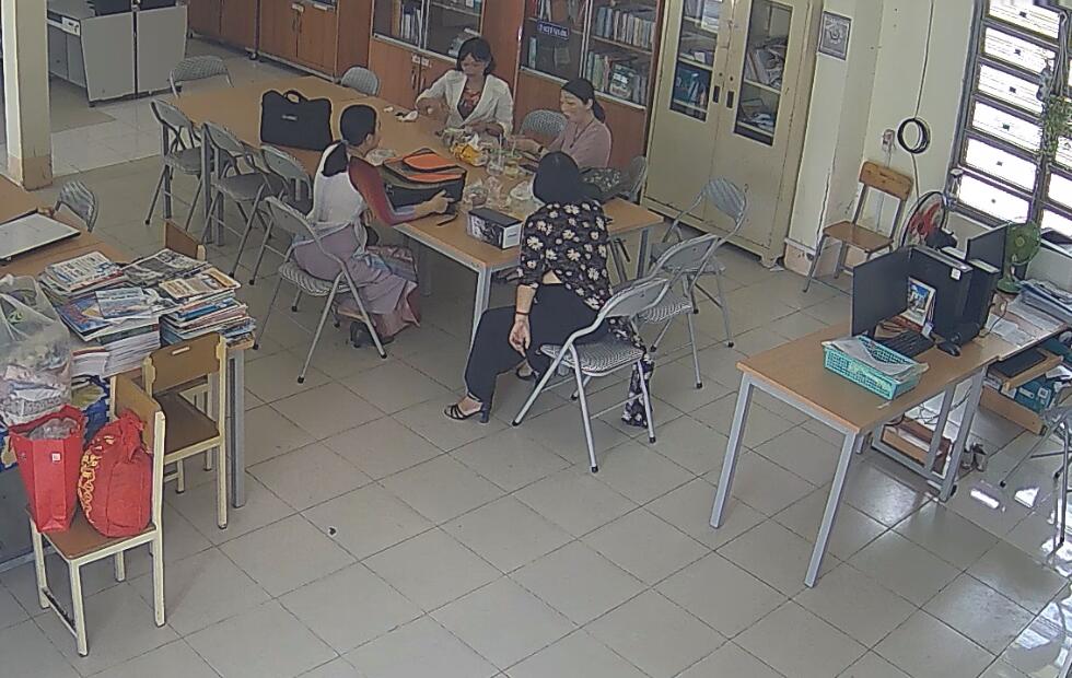 Let's watch the teacher dipping shoeplay in her office 37