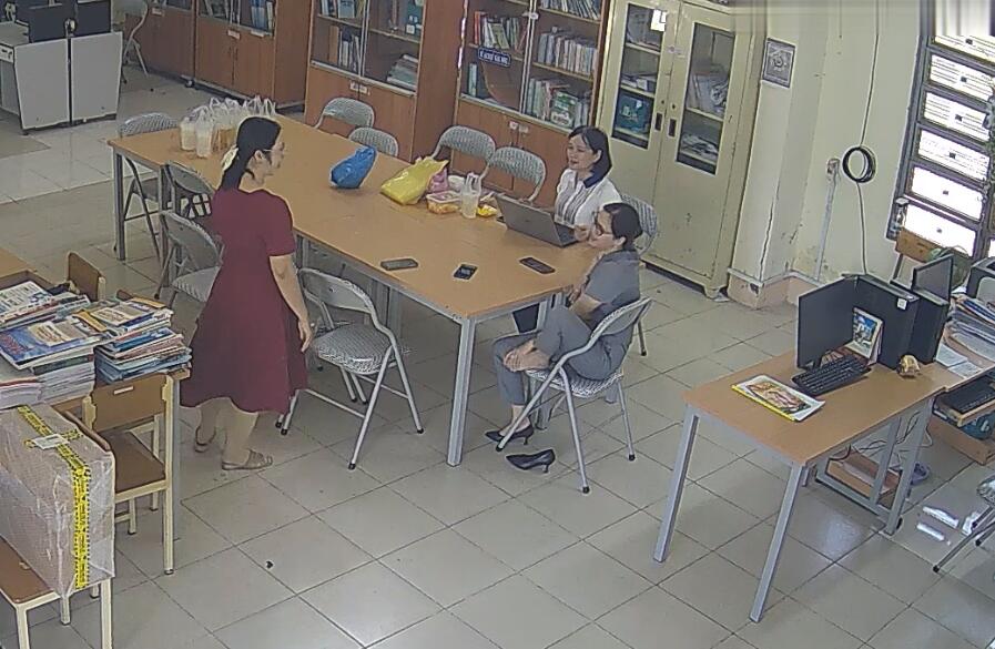 Let's watch the teacher dipping shoeplay in her office 38