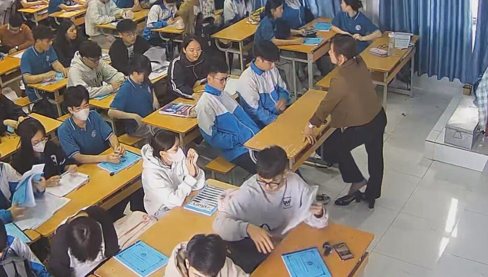 The teacher dangling shoeplay and dipping many times during class 6