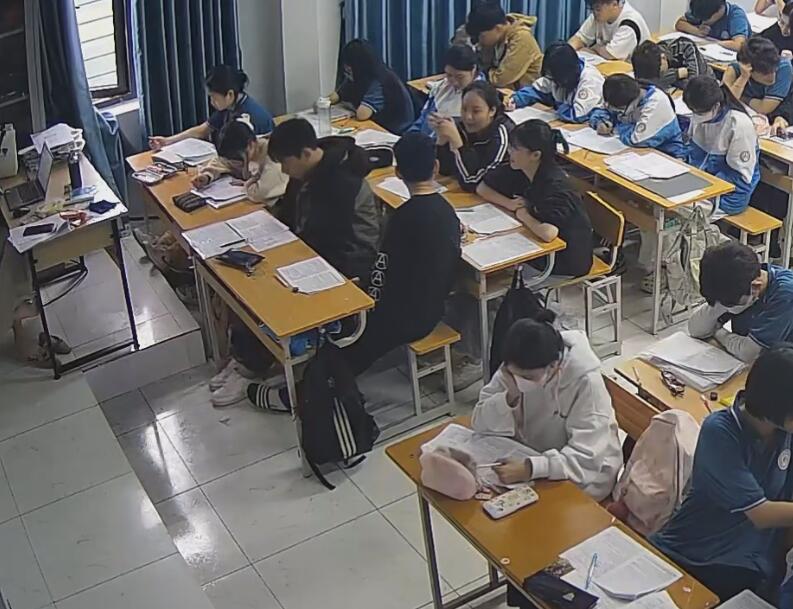 The teacher dangling shoeplay and dipping many times during class 7