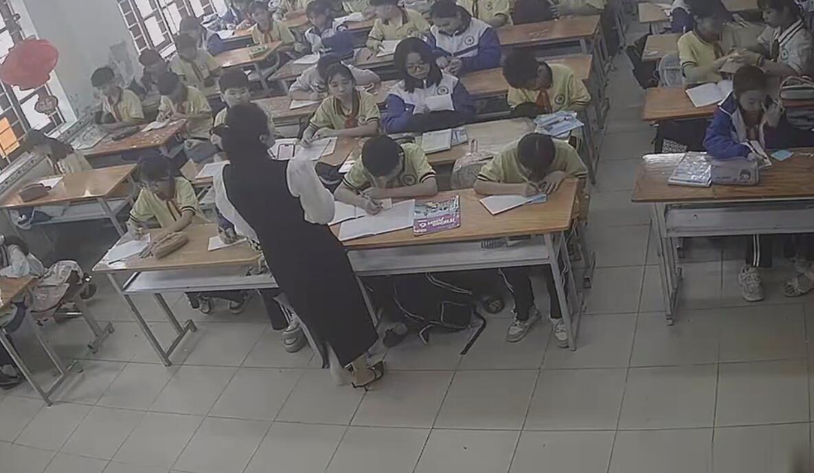 Let's watch the teacher dipping shoeplay from her back 5