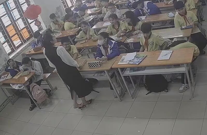 Let's watch the teacher dipping shoeplay from her back 6