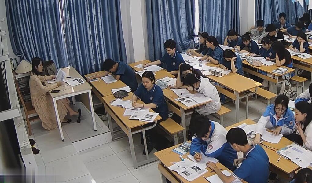 The teacher dangling shoeplay and dipping many times during class 14