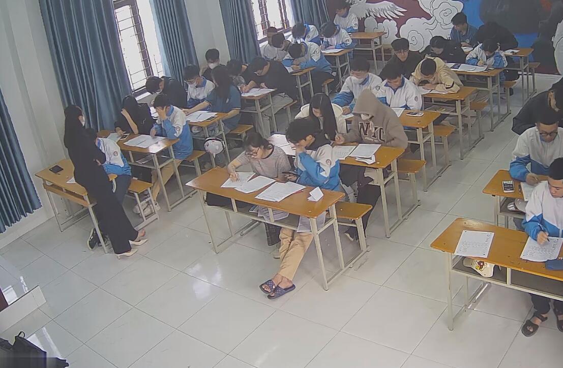 The teacher dangling shoeplay and dipping many times during class 15