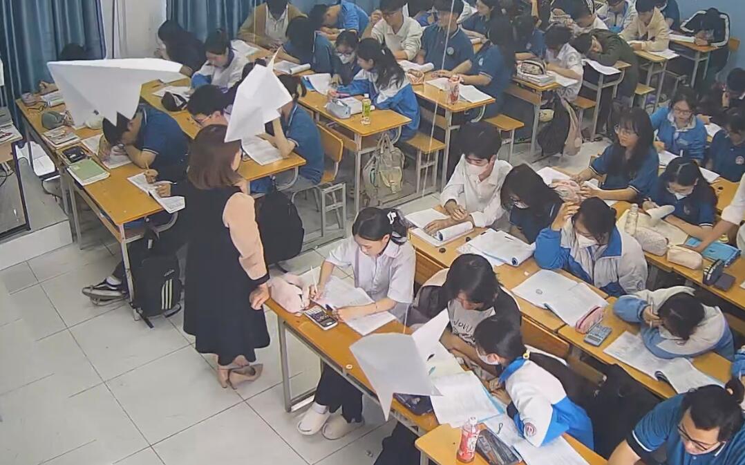 The teacher dangling shoeplay and dipping many times during class 31