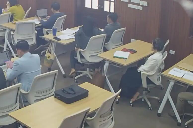 They dipping shoeplay at the same time!