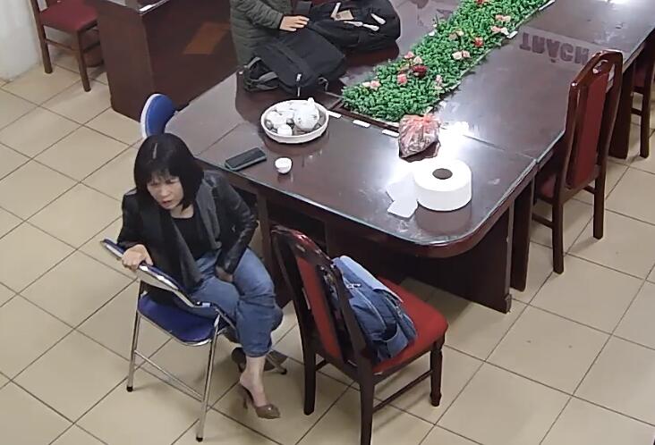 The teacher dangling and shoeplay after class in her office 45