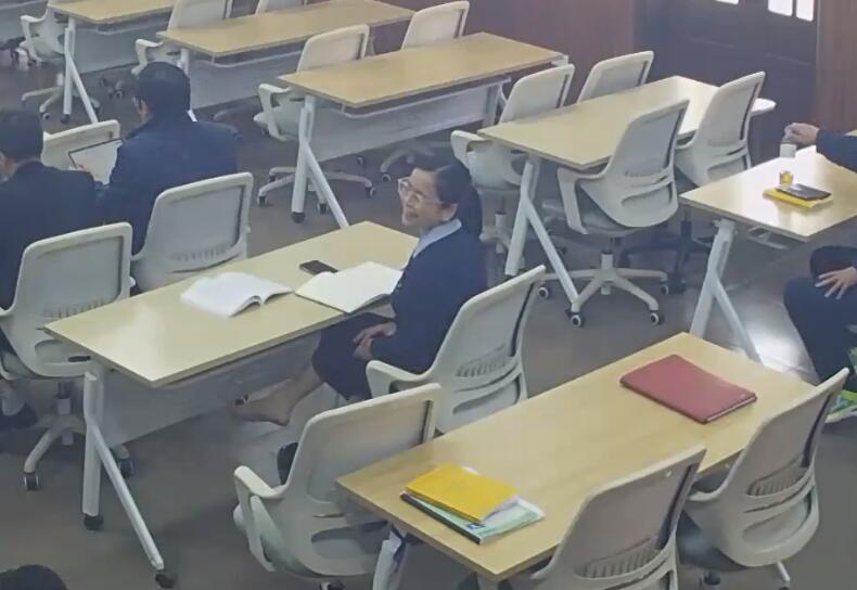 The 2xladys remove heels relax their feet at the same time 6!