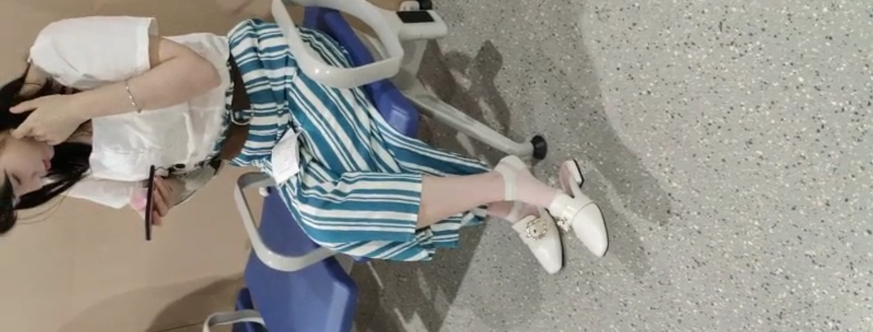 Lady dangling shoeplay when line up in the waiting hall 11