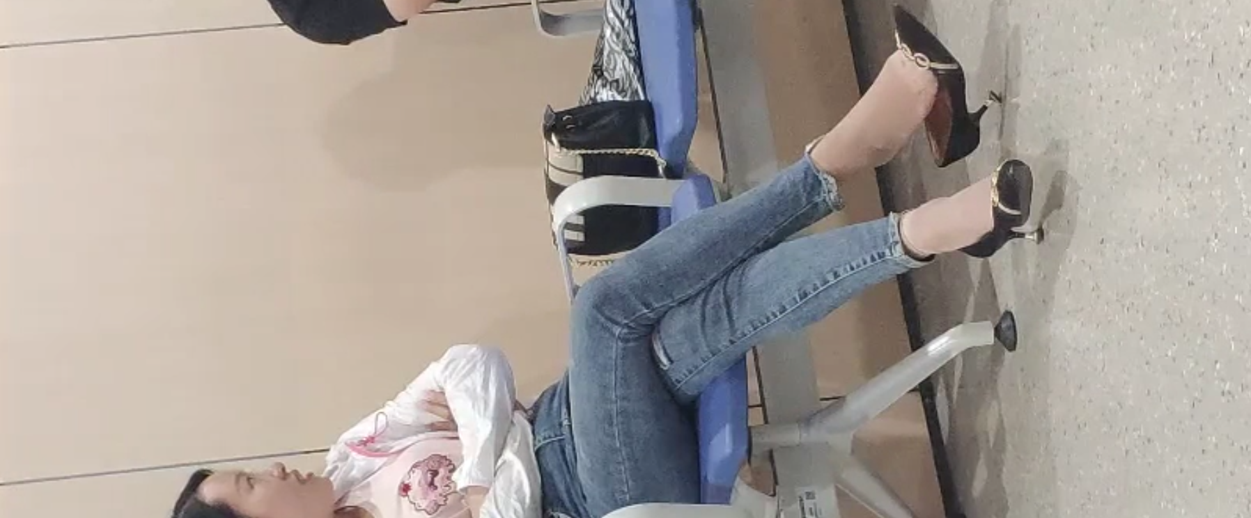 Lady dangling shoeplay when line up in the waiting hall 38