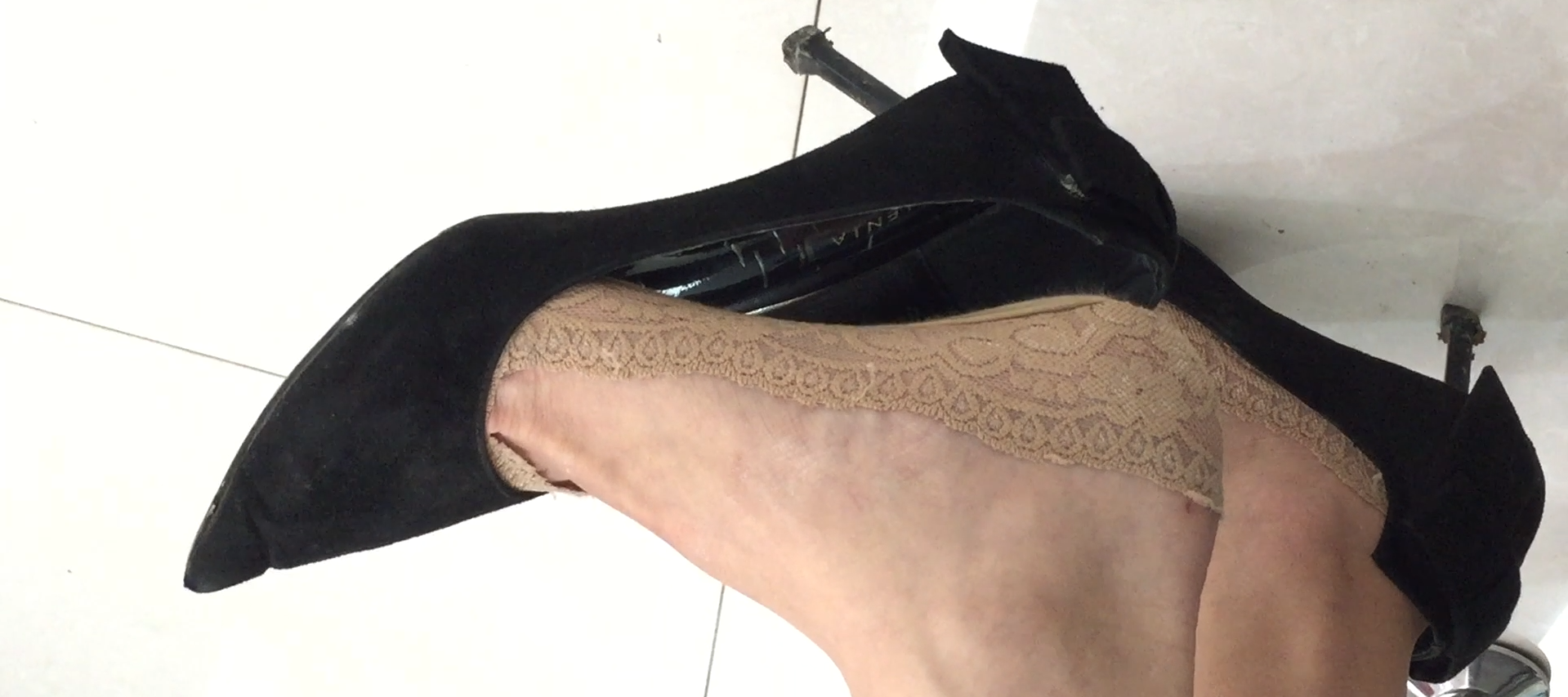 Lady dangling shoeplay when line up in the waiting hall 62 