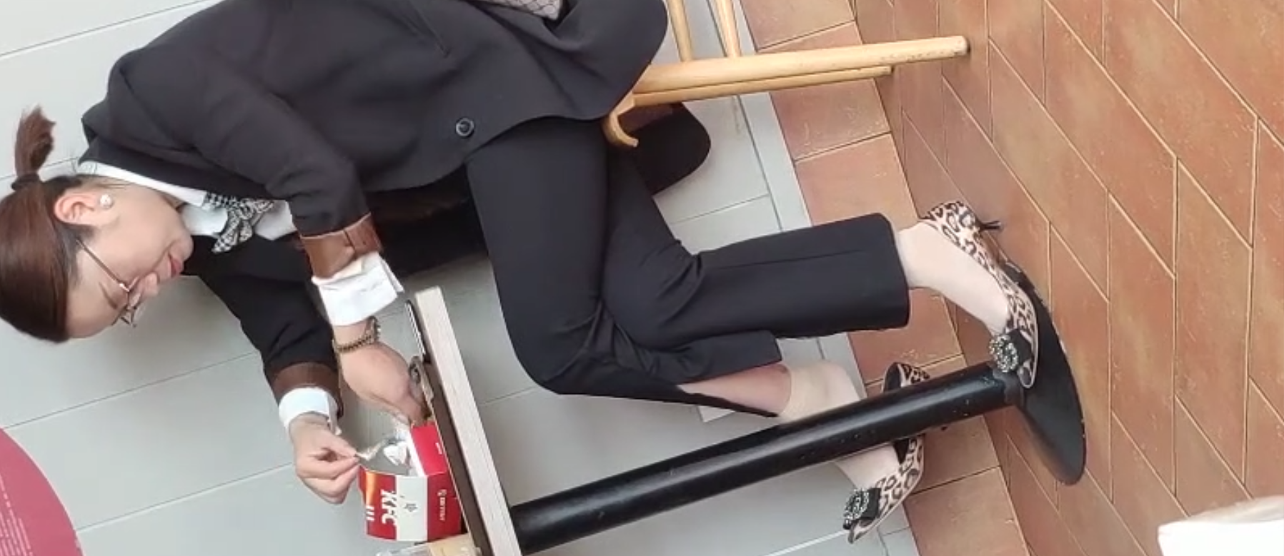 Lady dangling shoeplay when line up in the waiting hall 83