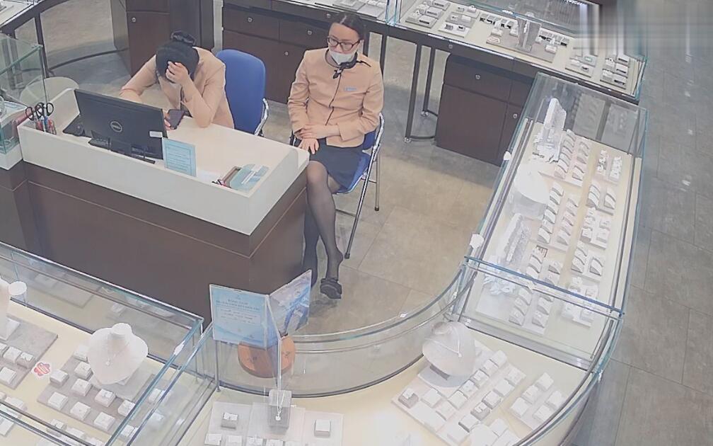 Let's watch her dangling from the front