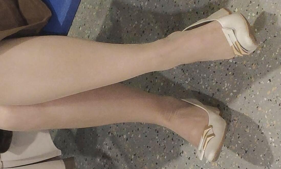 The girl in glasses dangling while queuing