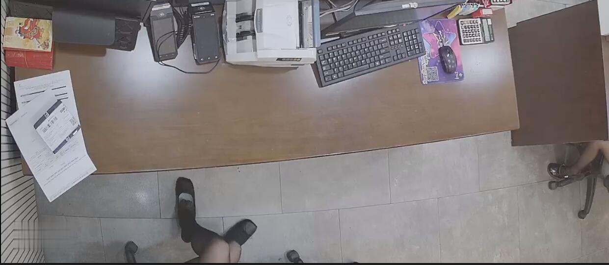 Her heels are danglingable?