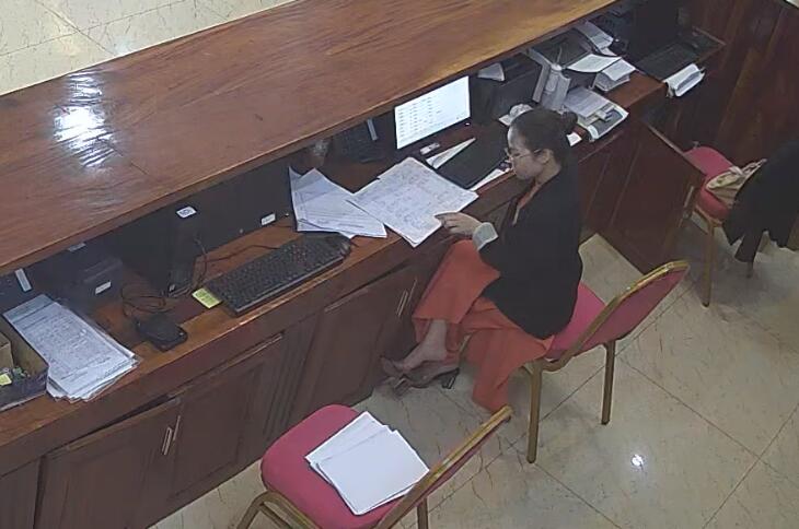 The hotel receptionist sit down dangling shoeplay