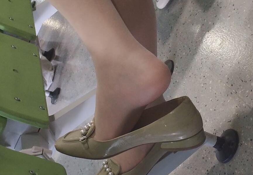 The girl in white nylon dangling shoeplay when waiting to be called