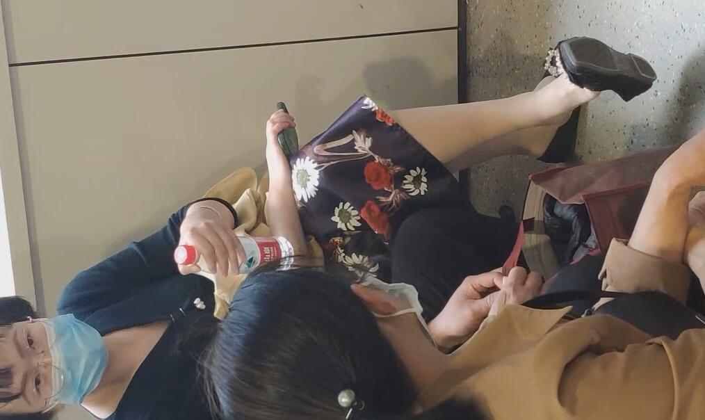 The 40something age lady dangling shoeplay when waiting for a call