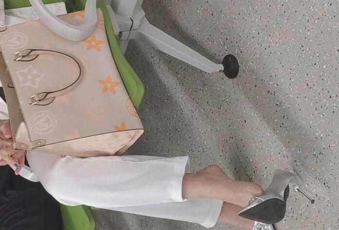 The short hair beauty dangling shoeplay when waiting for a call