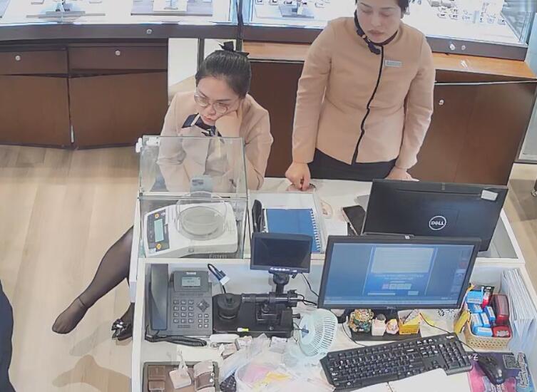 The black nylon foot solo