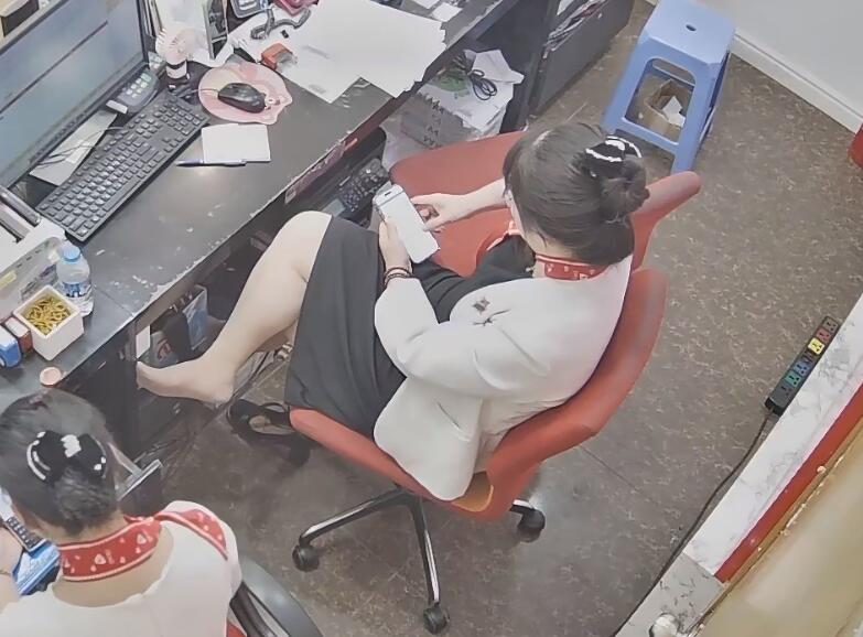 The jewelry store hostess manager show us her cute feet 3