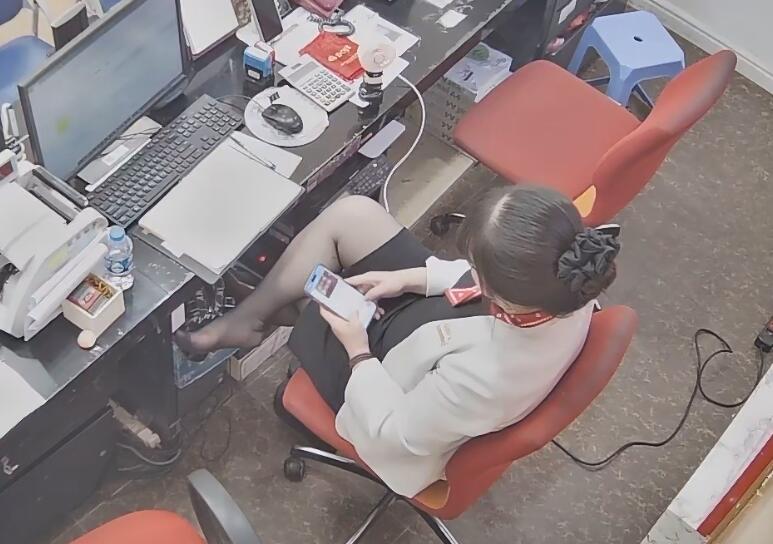 The jewelry store hostess manager show us her cute feet 11