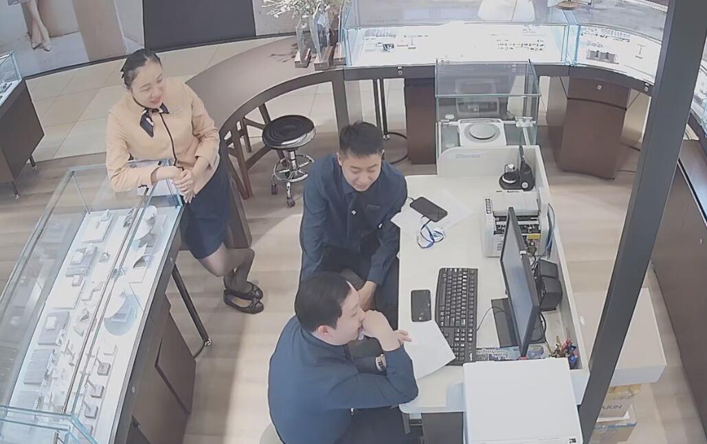 She is the shoeplay queen of jewelry store managers 3