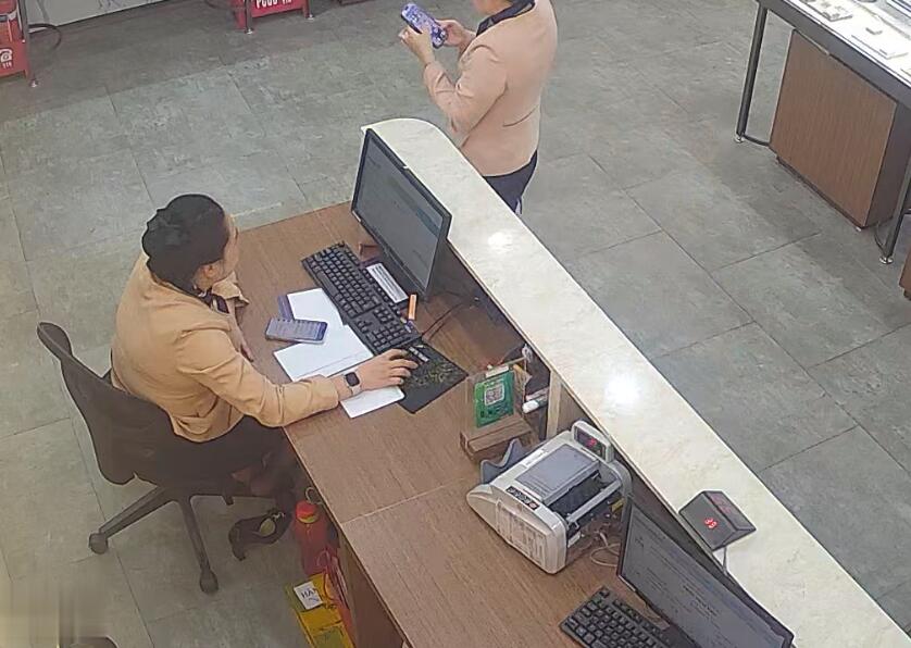 The jewelry store hostess in black nylon gave us a shoeplay lesson 4