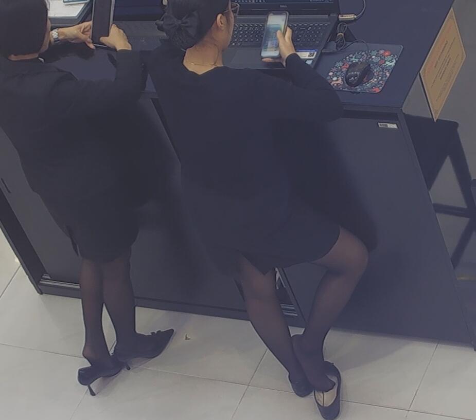 The jewelry store hostess in black nylon show us her cute feet! 258