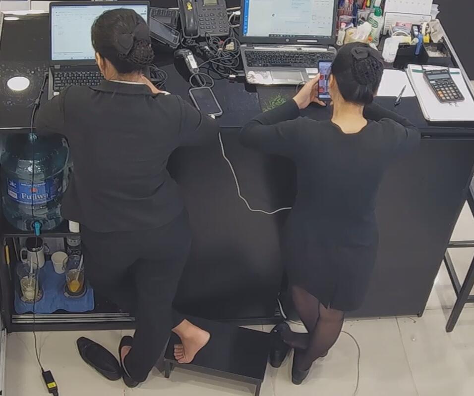 The jewelry store hostess in black nylon show us her cute feet! 260