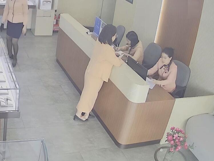 This customer is a good shoeplayer!