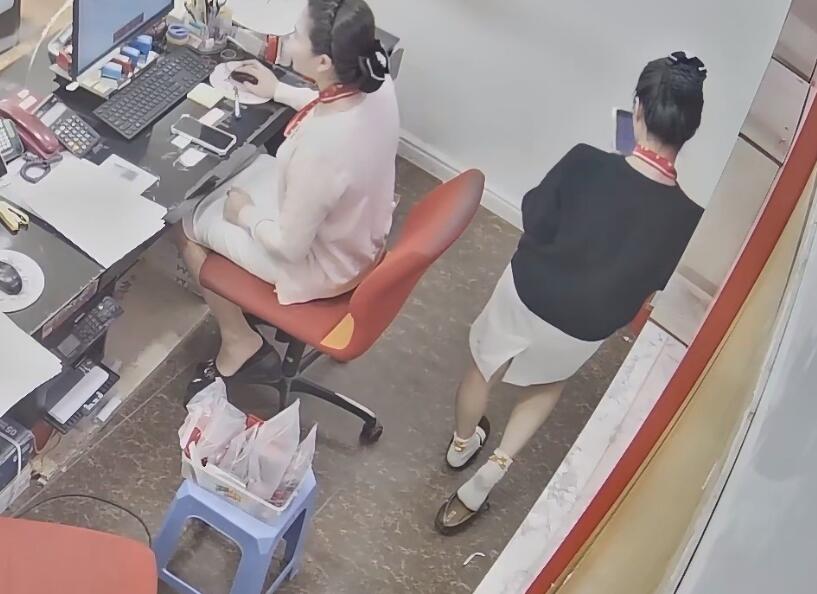 She stand up dipping and heelpopping show us her sole