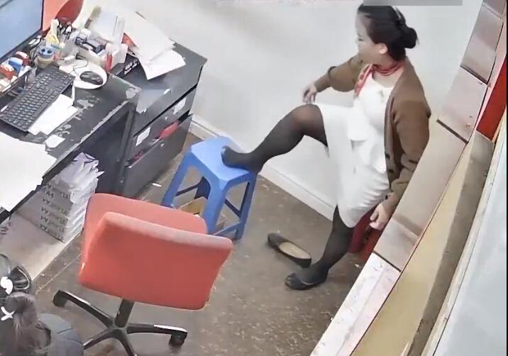 Our jewelry store hostess shoeplay queen in black nylon today!